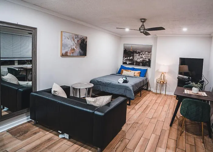 Downtown Studio, Skyline View, Walk To Attractions